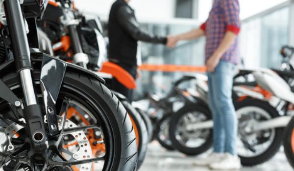 Beli Motor Baru Mending Cash Keras atau Kredit Ringan